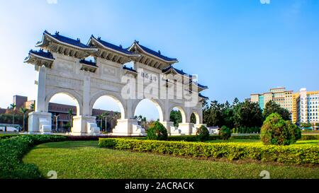 Vue de la porte d'entrée au monument Chiang Kai Shek Memorial Hall à belle journée ensoleillée. Une attraction touristique très célèbre dans la capitale Taipei. Fr Banque D'Images