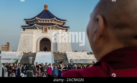 Taipei, Taïwan-16, février 2017 : les moines bouddhistes, porter des robes rouge aspect d'une garde d'honneur dans l'abaissement du drapeau taïwanais cérémonie à la place de la liberté de Chi Banque D'Images