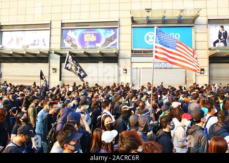 Hong Kong, Chine. 01er décembre 2019. Des milliers de manifestants pro-démocratie inscrivez-vous la marche pacifique de Tsim Sha Tsui à Hung Hom. Banque D'Images