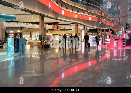 Les passagers marchent dans la zone des boutiques Duty Free du nouvel aéroport international principal d'Istanbul situé dans le quartier de Arnavutköy, du côté européen d'Istanbul. Turquie Banque D'Images