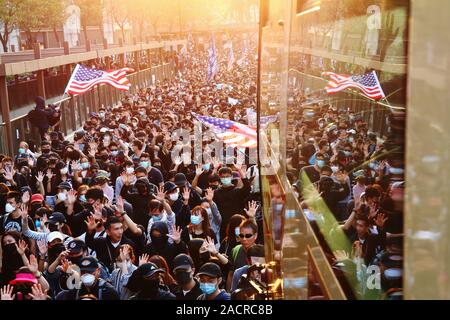 Hong Kong, Chine. 01er décembre 2019. Des milliers de manifestants pro-démocratie inscrivez-vous la marche pacifique de Tsim Sha Tsui à Hung Hom. Banque D'Images