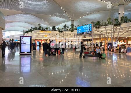Les passagers marchent dans la zone des boutiques Duty Free du nouvel aéroport international principal d'Istanbul situé dans le quartier de Arnavutköy, du côté européen d'Istanbul. Turquie Banque D'Images