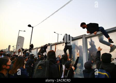 Hong Kong, Chine. 01er décembre 2019. Des milliers de manifestants pro-démocratie inscrivez-vous la marche pacifique de Tsim Sha Tsui à Hung Hom. Ici les manifestants ont grimper sur un mur de la route d'éviter la police qui poussent en avant. Banque D'Images