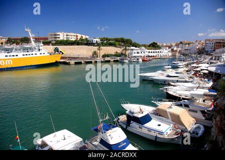 Bateaux du port de Ciutadella, la ville de Ciutadella, à l'île de Menorca, Baléares, Espagne Banque D'Images