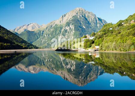 Le lac et le barrage du Verney Allemont près de la ville, l'Isère (38), Auvergne-Rhone-Alpes, France Banque D'Images