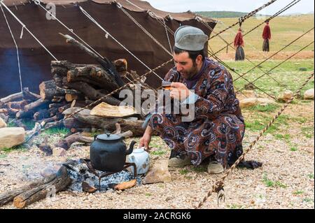 L'homme de boire du thé, Qashqai Qashqai camp nomade, la province du Fars, Iran Banque D'Images