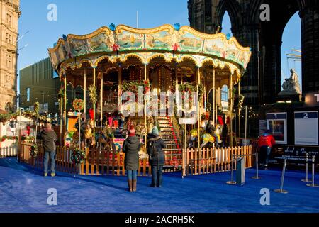 Foire Carrousel Double ride et Sir Walter Scott Monument. Marché de Noël d'Édimbourg et juste. L'Ecosse Banque D'Images