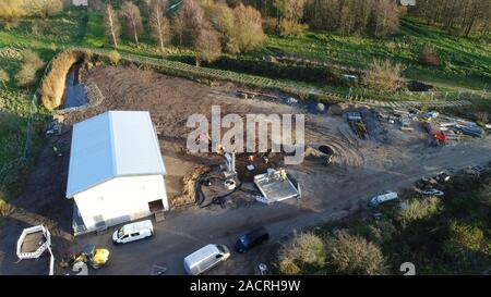 Greifswald, Allemagne. 09Th Nov, 2019. Vue sur le site de construction de l'usine de filtration supplémentaire sur le site de l'usine de traitement des eaux usées de Greifswald (photographie aérienne avec drone). Afin de s'acquitter de nettoyer les eaux usées avec moins d'éléments nutritifs dans les eaux Bodden et la mer Baltique, cinq usines de traitement des eaux usées recevra un supplément d'azote-filtres de retenue de l'investisseur Nord Stream en compensation pour les dommages environnementaux causés par la construction de la deuxième pipeline de la mer Baltique Nord Stream '2'. Credit : Stefan Sauer/dpa-Zentralbild/dpa/Alamy Live News Banque D'Images