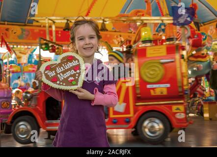 Enfant avec coeur d'épices. La Fête des Mères Banque D'Images