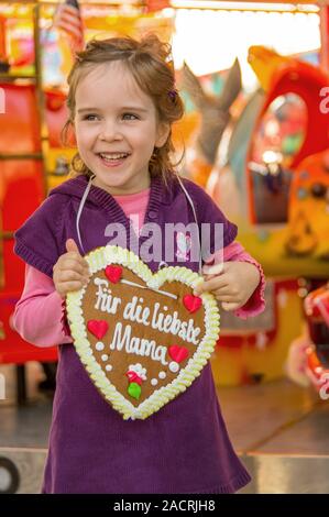 Enfant avec coeur d'épices. La Fête des Mères Banque D'Images