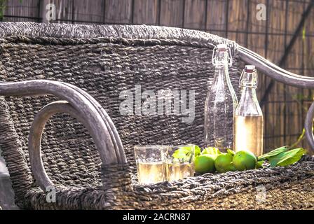 Du jus de pomme, cidre, vinaigre, versé dans des bouteilles en verre, se dresse sur un vieux banc en osier. Dans un style rustique. Vue de dessus Banque D'Images