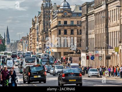 PRINCES STREET EDINBURGH SCOTLAND SÉVÈRE DE JOUR LA CONGESTION AVEC DES BUS ET TRAMS VOITURES Banque D'Images