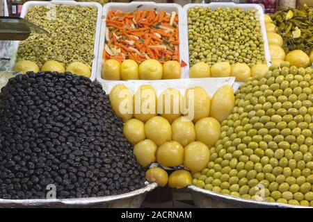 Olives sur un marché au Maroc Banque D'Images