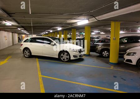 Mal de voiture garée dans parking à étages Banque D'Images