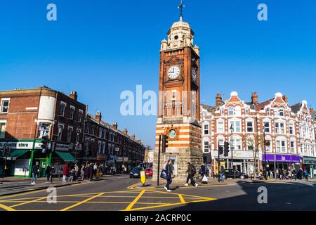 Crouch End tour de l'horloge, par Frederick Knight, 1895, la plaque par Alfred Gilbert, sculpteur, et Broadway Parade, Hornsey, Londres, Angleterre Banque D'Images