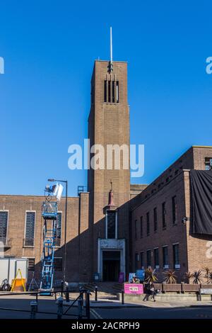 Arri D40 lamphead fresnel HMI sur une plateforme élévatrice gréé pour un tournage, Hornsey Town Hall, 1933 par Reginald Uren, Hornsey, Londres, Angleterre Banque D'Images