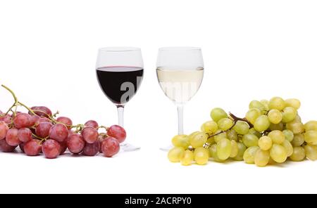 Verres de vin et de raisins mûrs isolated on white Banque D'Images