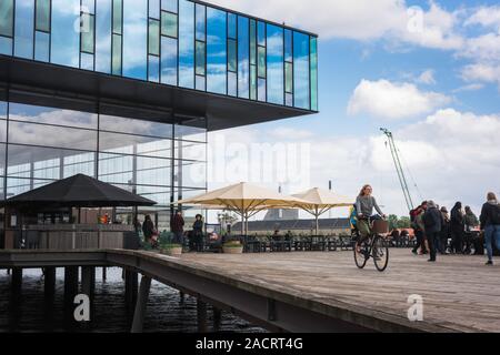 Frederiksstaden Copenhague, vue sur une femme à vélo sur la promenade de Frederiksstaden avec le bâtiment au Théâtre Royal Danois de Copenhague, derrière. Banque D'Images