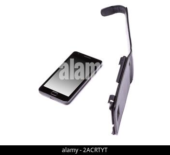 Téléphone mobile et en cuir sur fond blanc Banque D'Images