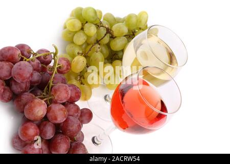 Verres de vin et de raisins mûrs isolated on white Banque D'Images