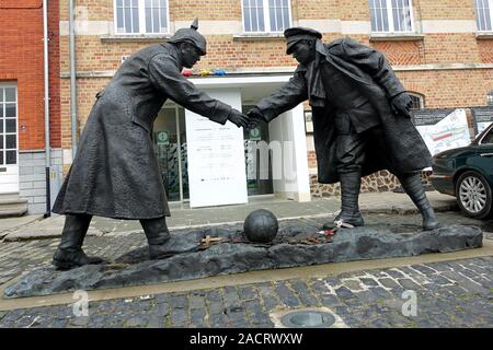 Cette statue de Messines, en Belgique, commémore la trêve officieuse entre les soldats britanniques et allemands à Noël 1914 Banque D'Images