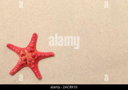 L'étoile rouge sur un fond de sable. Banque D'Images