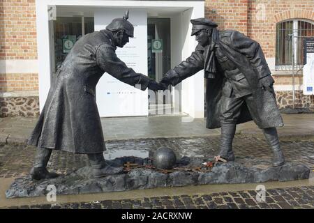 Trêve de Noël 1914 statue à l'extérieur du Musée à Messines, Belgique Banque D'Images