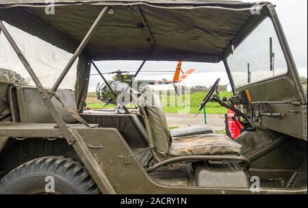 Navigabilité préservé Hughes OH-6 vétéran de la guerre du Vietnam vue par hélicoptère une Jeep à sa base dans le Lancashire UK Banque D'Images