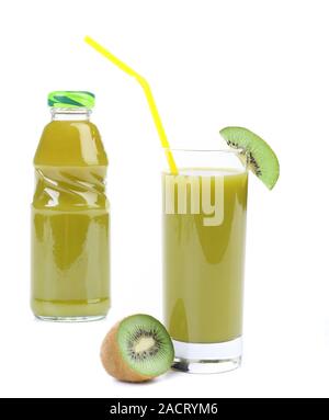 Jus de kiwi naturel en verre et la bouteille. Banque D'Images