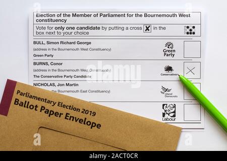 Les candidats à l'ouest de Bournemouth circonscription le bulletin de vote pour l'élection générale 2019 parlementaire au Royaume-Uni - X contre conservateurs - vote vote Banque D'Images
