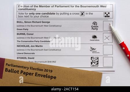 Les candidats à l'ouest de Bournemouth circonscription le bulletin de vote pour l'élection générale 2019 parlementaire au Royaume-Uni - X contre conservateurs - vote vote Banque D'Images