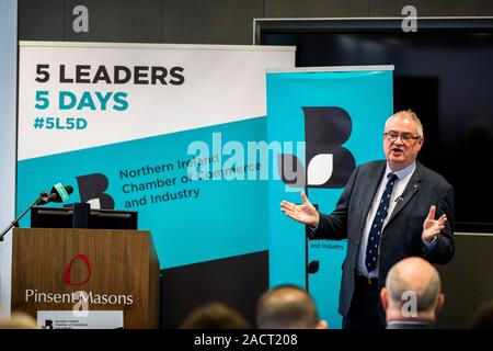 Steve Aiken leader de l'Ulster Unionist Party (UUP) parlant de l'Irlande du Nord les dirigeants d'entreprise à Pinsent Mason à Belfast au cours d'un organisateur de l'événement par la Chambre de Commerce de l'Irlande du Nord et de l'industrie dans le cadre de la quatrième des cinq leaders lors d'une série de pré-élection sur les emplois, la croissance de l'entreprise et l'économie. Banque D'Images