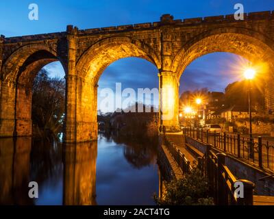 Les courts de viaduc ferroviaire reflète dans la rivière Nidd au crépuscule dans le North Yorkshire Angleterre Knaresborough Banque D'Images