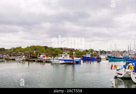 Bateaux amarrés dans le port de à l'estuaire de la rivière Lymingtom, Lymington sur le Solent, New Forest, Hampshire, District de la côte sud de l'Angleterre Banque D'Images