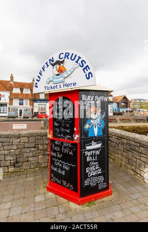Kiosque de billets pour croisières macareux sur la côte à Lyminton, une ville portuaire station balnéaire sur la côte sud, dans le nouveau district forestier de Hampshire Banque D'Images