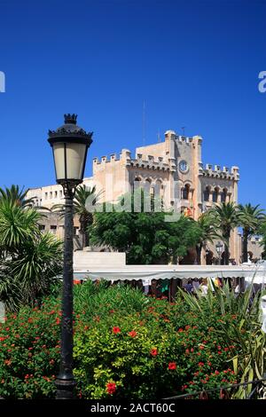 Le Adjutament building, place de la ville, la ville de Ciutadella, à l'île de Menorca, Baléares, Espagne, Europe Banque D'Images