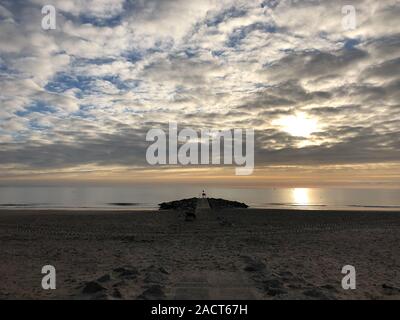 Une belle journée sur la plage de Sandbanks Poole Dorset Suzane Crédit McGowan / Alamy News Banque D'Images