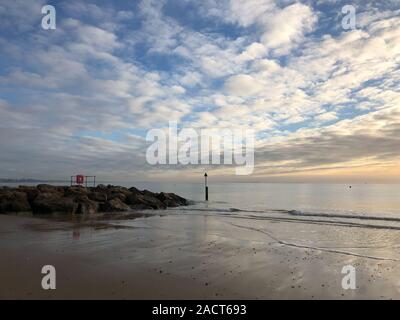 Une belle journée sur la plage de Sandbanks Poole Dorset Suzane Crédit McGowan / Alamy News Banque D'Images