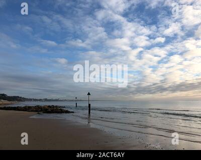 Une belle journée sur la plage de Sandbanks Poole Dorset Suzane Crédit McGowan / Alamy News Banque D'Images