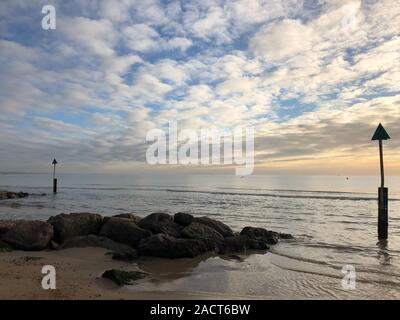 Une belle journée sur la plage de Sandbanks Poole Dorset Suzane Crédit McGowan / Alamy News Banque D'Images