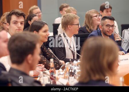 Berlin, Allemagne. 06Th Dec, 2019. Les jeunes prennent part à la Chancellerie fédérale de la présentation de la stratégie jeunesse du gouvernement fédéral. Credit : Wolfgang Kumm/dpa/Alamy Live News Banque D'Images