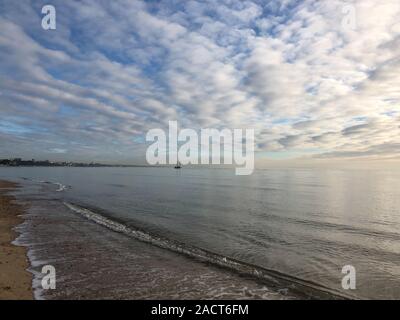 Une belle journée sur la plage de Sandbanks Poole Dorset Suzane Crédit McGowan / Alamy News Banque D'Images