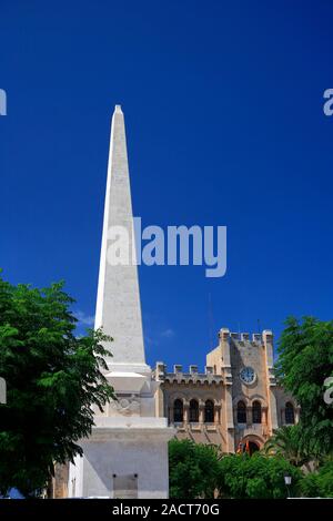 L'Obélisque et Adjutament building, place de la ville, la ville de Ciutadella, à l'île de Menorca, Baléares, Espagne, Europe Banque D'Images