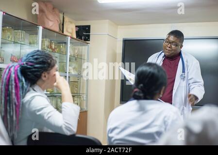 Les médecins, mixed race, dans la salle de classe, à une conférence médicale. Les jeunes, en blouse blanche, avec les stéthoscopes, étudient la médecine. Classe, Ana Banque D'Images