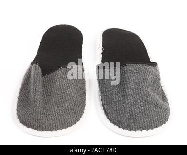 Paire de chaussons gris sur fond blanc. Banque D'Images