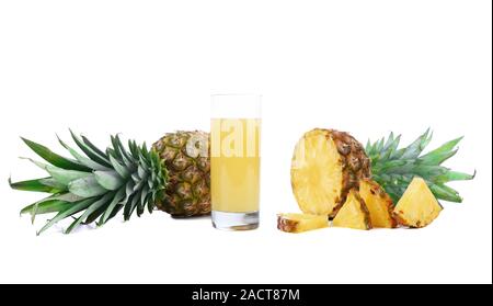 Dans un verre de jus d'ananas et de tranches. Banque D'Images