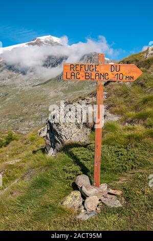 Panneau jusqu'au refuge du Lac Blanc, Parc National de la Vanoise, Savoie (73), Auvergne-Rhone-Alpes, France Banque D'Images