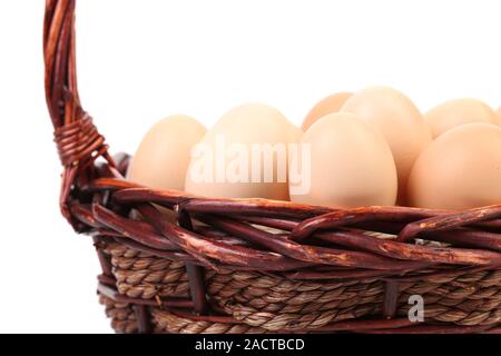 Close up d'oeufs dans le panier. L'espace pour le texte. Banque D'Images