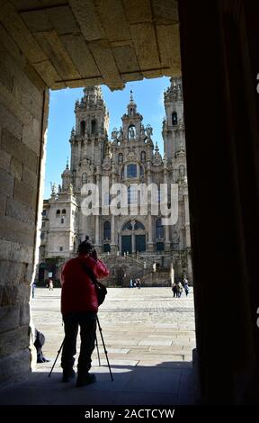 Avec des pèlerins de la cathédrale de la prise de vue à l'étape finale du pèlerinage célèbre Camino de Santiago. Santiago de Compostela, Espagne. 1 décembre 2019. Banque D'Images