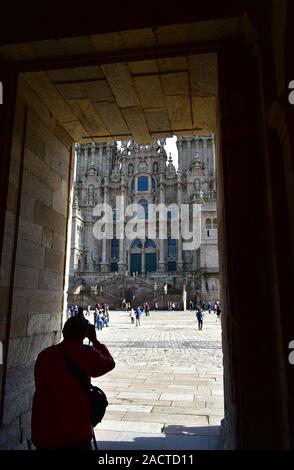 Avec des pèlerins de la cathédrale de la prise de vue à l'étape finale du pèlerinage célèbre Camino de Santiago. Santiago de Compostela, Espagne. 1 décembre 2019. Banque D'Images